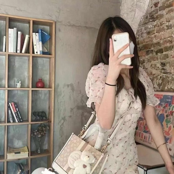 Coach C8417 Dempsey Tote 22 In Signature Jacquard With Stripe And Coach Patch In - Picture 11 of 11